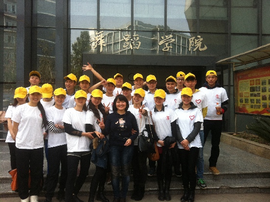 出征前:学工办主任兼2012级专科辅导员陈苗苗与志愿者队伍合影.jpg