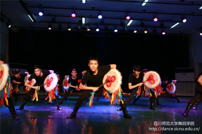 羌族男子羊皮鼓7.jpg