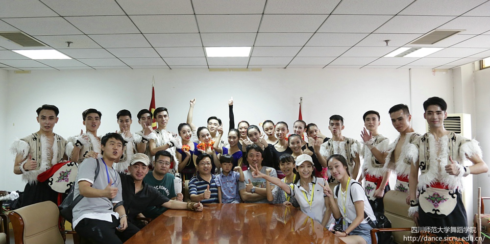 演出后合影.jpg 演出后合影.jpg