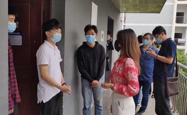 返校复课学院领导查寝2_副本.jpg