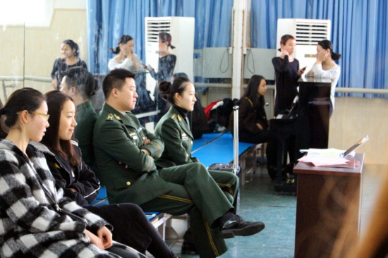 招聘会照片.JPG 招聘会照片.JPG